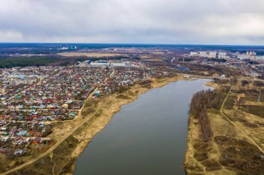 İlkbahar bulutlu bir günde Uvod nehri manzaralı Ivanovo şehri panoraması, bir kuadrokopterden çekilmiş fotoğraf. 