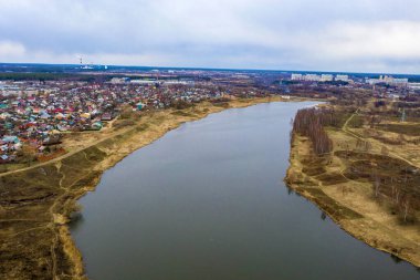 İlkbahar bulutlu bir günde Uvod nehri manzaralı Ivanovo şehri panoraması, bir kuadrokopterden çekilmiş fotoğraf. 