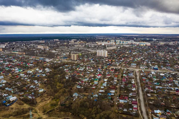İlkbahar bulutlu bir günde bir kuşun uçuşundan Ivanovo manzarası, bir kuadrokopterden çekilmiş fotoğraf.. 