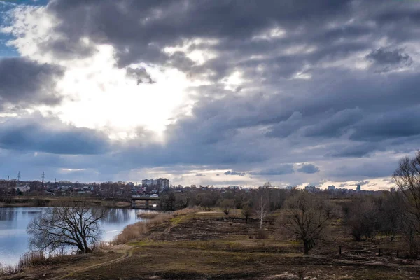 Река Увод Городе Иваново Красивым Облачным Небом Ранней Весной — стоковое фото