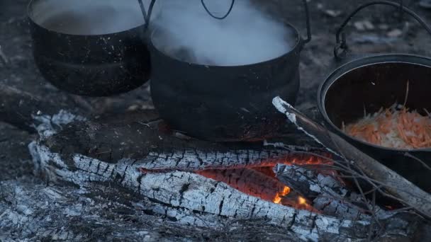 Eten Wordt Gekookt Drie Zwarte Potten Brandstapel — Stockvideo