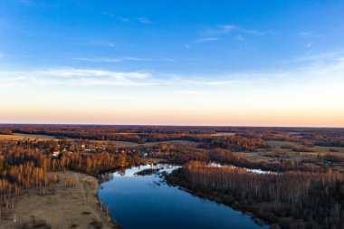 Uvod Nehri, Rusya 'nın İvanovo Bölgesi' nin Rozhnovo köyünün yakınlarındaki batan güneşin ışınlarında. 