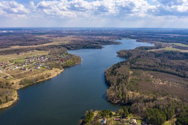 Rusya 'nın İvanovo Bölgesi, bir bahar günü Uvodsky rezervuarının insansız hava aracı görüntüsü.