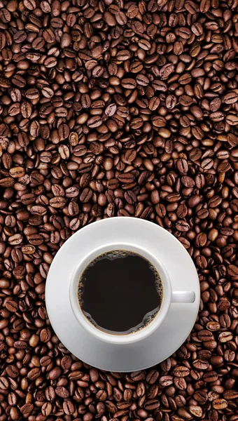 Coffee cup on roast coffee bean with text copy space. vertical — Stock Photo, Image