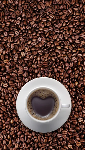 Černá káva pohár lásky s tvarem srdce na kávové zrno — Stock fotografie