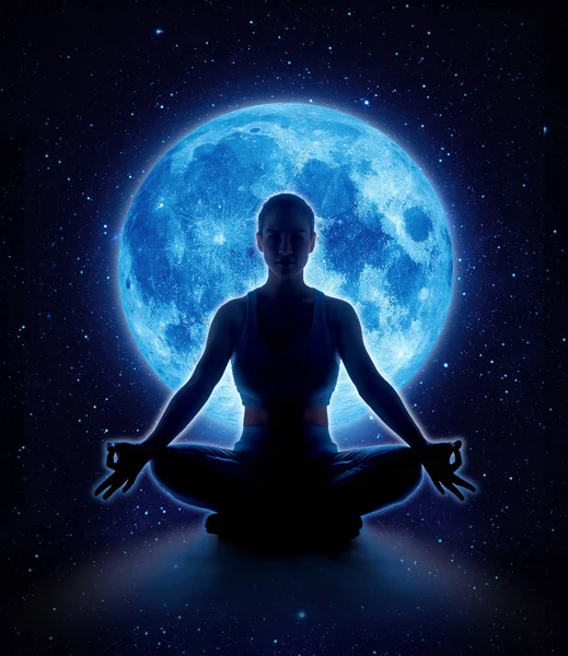 Yoga kadında ay ve yıldız. Meditasyon kız ay ışığında