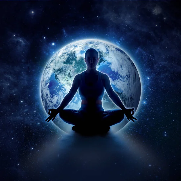Dünya üzerinde Yoga kadın. Meditasyon kız planet Earth