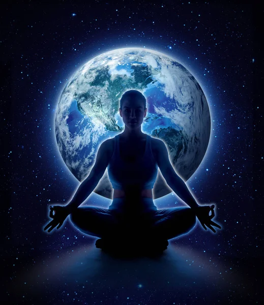 Donna di yoga sul mondo. Meditazione ragazza sul pianeta terra — Foto Stock