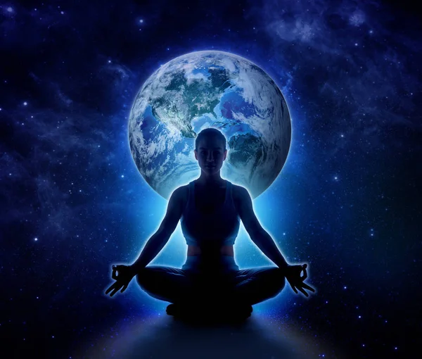 Dünya üzerinde Yoga kadın. Meditasyon kız planet Earth