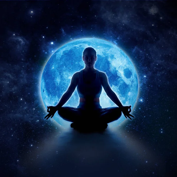 Yoga kadında ay ve yıldız. Meditasyon kız ay ışığında