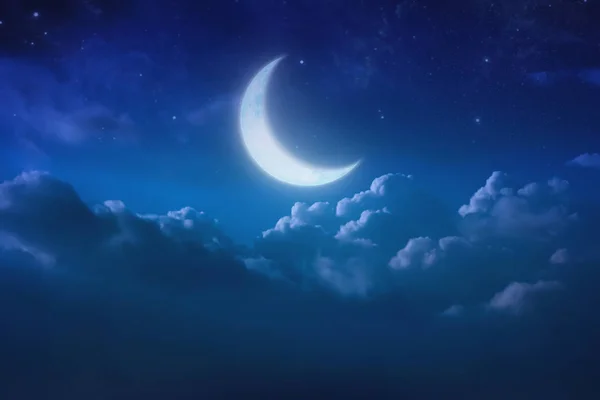 yarım mavi ay arkasında bulutlu gökyüzü ve yıldız gece üzerine. Açık havada 