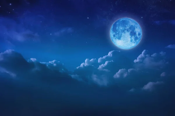Belle lune bleue derrière ciel nuageux et étoile la nuit. Extérieur — Photo