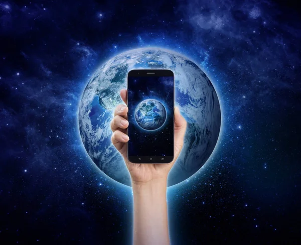 Ruka držící mobilní telefon nebo smartphone na planetě Zemi backgro — Stock fotografie