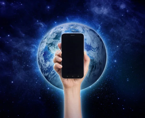 Mão segurando telefone celular ou telefone inteligente no planeta Terra backgro — Fotografia de Stock
