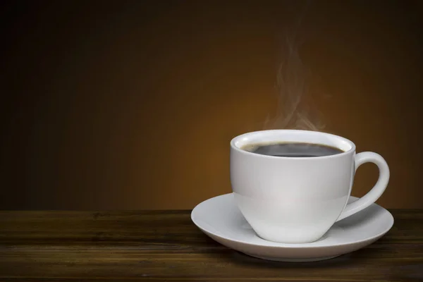 Черный кофе с дымом - горячий кофе чашку на деревянный стол с ко — стоковое фото