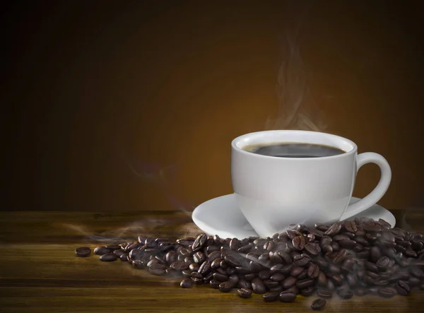 Kaffekopp med rostade brun kaffebönor och rök på trä t — Stockfoto