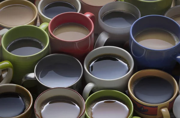 Kávé idő - sok fából készült asztal g különböző csésze kávé — Stock Fotó