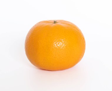 Olgun turuncu beyaz arka planda izole