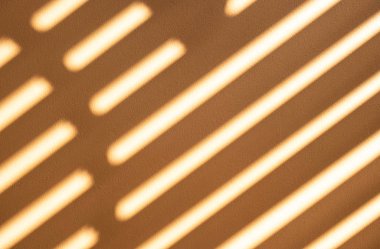 Turuncu duvardaki gölge desenleri