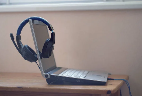 Laptop Met Hoofdtelefoon Tafel Tijdens Quarantaine — Stockfoto