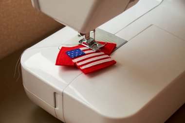 Amerikan bayrağıyla keçeli oyuncak elbise dikme süreci. Ulusal kıyafetler. ABD 'nin Bağımsızlık Günü için hediyeler. Amerikan Günü.