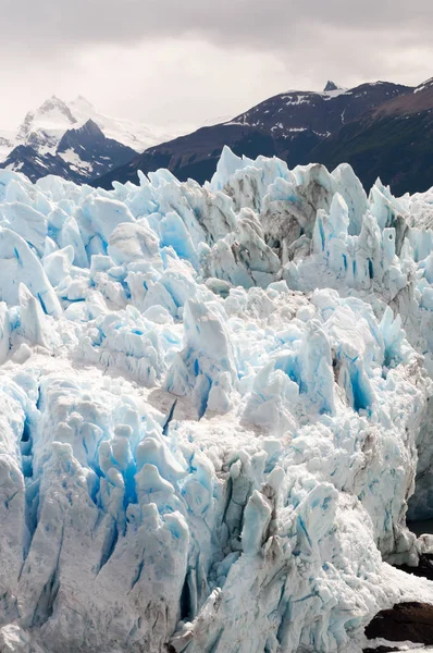 Los Glacieres Ulusal Parkı 'ndaki Perito Moreno buzuluna yakın.