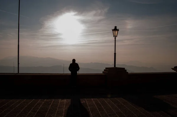 San Marino Rsm Feb 2020 Silhouette Uomo Guarda Panorama Guardando — Foto Stock