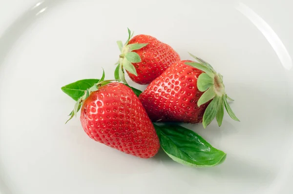 Aardbeien Basilicumbladeren Geïsoleerd Een Witte Plaat Gezond Voedsel Eenvoud Vitaliteit — Stockfoto