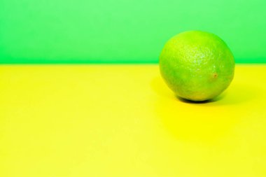 yeşil ve sarı arka planda limon