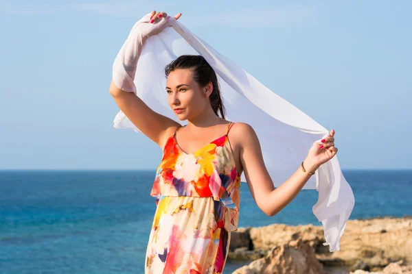 Schöne sexy Frau in einem langen Kleid vor Meerschleier. — Stockfoto
