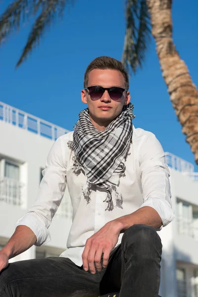 Man in sunglasses and in a keffiyeh in summer time — Stock Photo, Image