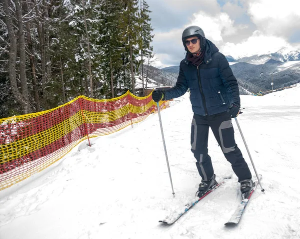 Skiër in glazen en een helm rijden een berg — Stockfoto