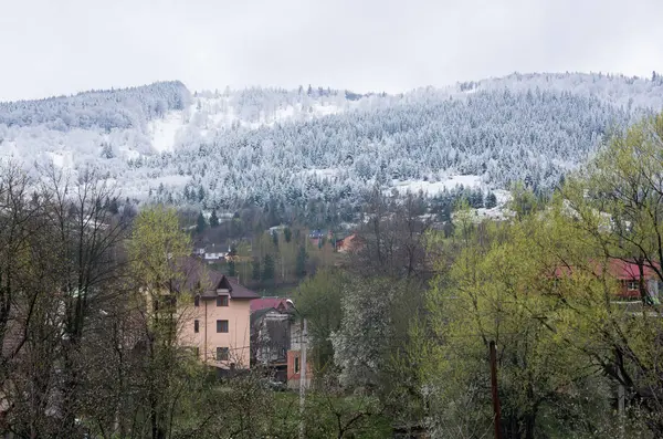 Utsikt över snöklädda berg och småstad — Stockfoto