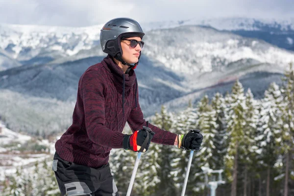 Kayakçı bir gözlük ve dağlarda bir kask — Stok fotoğraf