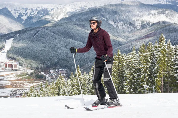 Esquiador con gafas y casco en las montañas — Foto de Stock