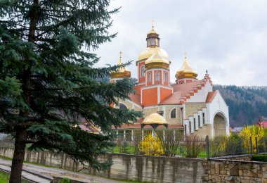 Kilise ve dağlarda şehrin sokak görünümü