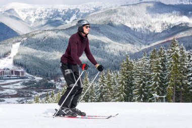 Kayakçı bir gözlük ve dağlarda bir kask