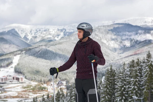 Esquiador de montaña en un casco en las montañas — Foto de Stock