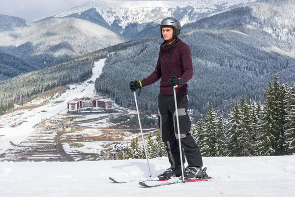 Esquiador en un casco en las montañas — Foto de Stock