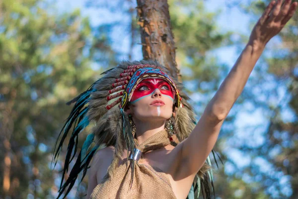 Frau in einem indischen Stil zieht seine Hand zur Sonne in die Sonne — Stockfoto