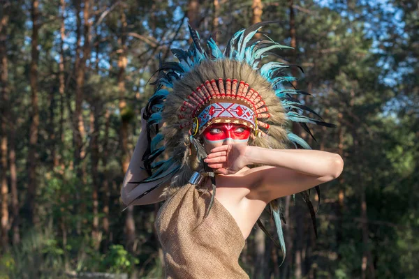 Kvinna klädd i en indisk stil i skogen — Stockfoto