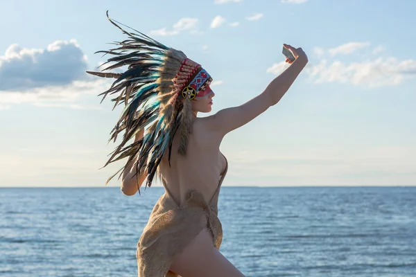 Bir Kızılderili stilinde giymiş genç kadın kendine m yılında görünüyor