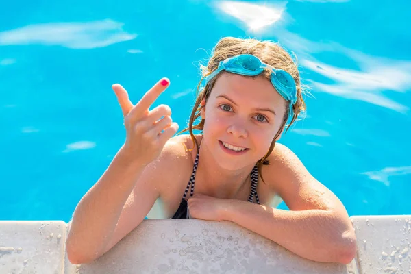 La chica nada en la piscina con gafas para nadar . — Foto de Stock