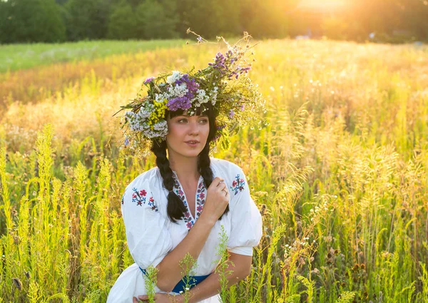 Uzun beyaz işlemeli tişört w çelenk içinde genç bir kadın