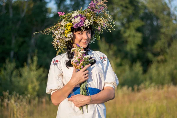 Egy fiatal nő, egy hosszú, fehér hímzett póló, és a koszorú — Stock Fotó