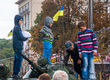 Kiev, Ukrayna Khreshchatyk'a sokakta Bağımsızlık günü kutlamaları. Çocuk tırmandı ve askeri teçhizat üzerinde oynadı. Yazı işleri. 