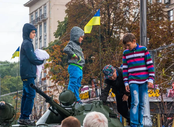 Celebração do Dia da Independência em Khreshchatyk Street em Kiev, Ucrânia. As crianças subiam e brincavam com equipamentos militares. Editorial . — Fotografia de Stock