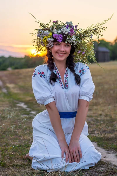 花輪の長い白い刺繍シャツの若い女性 — ストック写真