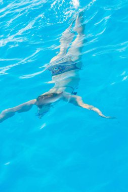 Kız dalışlar ve yüzer havuz su altında gözlük fo