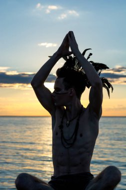 Siluet önünde oturan bir adamın kafasında, eşarplı